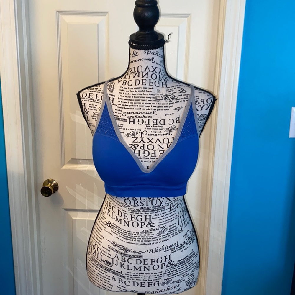 Women’s sports bra with adjustable straps